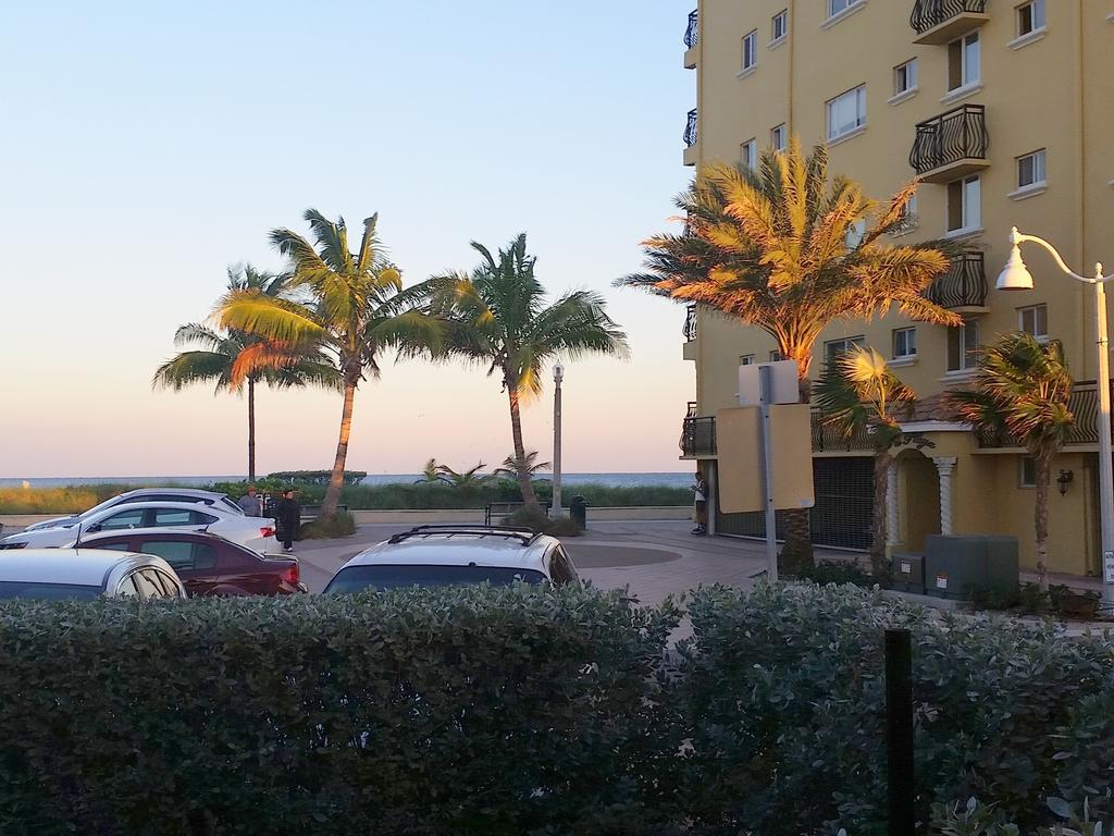 Hollywood Broadwalk Oceanside Hotel Exterior photo