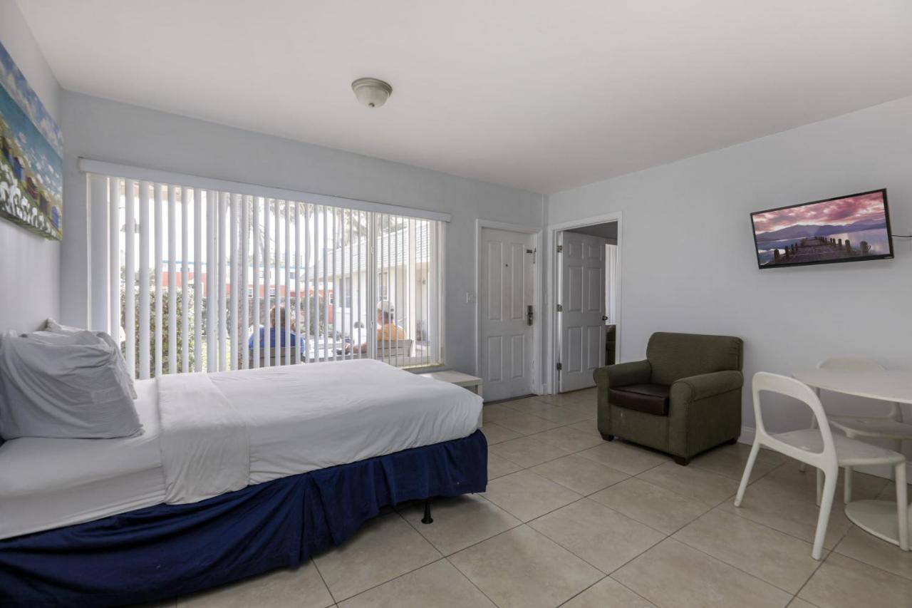 Hollywood Broadwalk Oceanside Hotel Exterior photo